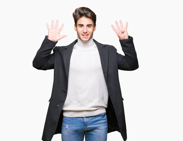 Joven Hombre Elegante Con Abrigo Invierno Sobre Fondo Aislado Mostrando — Foto de Stock