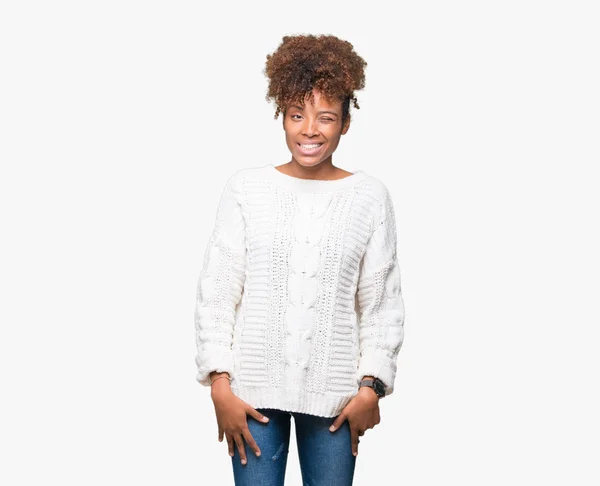 Piękna Młoda Kobieta African American Swetrze Zima Białym Tle Mrugając — Zdjęcie stockowe
