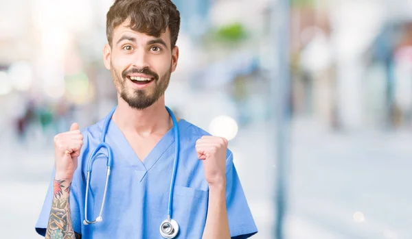 Joven Enfermero Guapo Vistiendo Uniforme Cirujano Sobre Fondo Aislado Celebrando — Foto de Stock