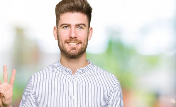 Joven Hombre Guapo Mostrando Señalando Hacia Arriba Con Los Dedos —  Fotos de Stock