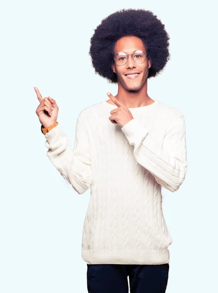 Fiatal Afroamerikai Férfi Afro Haj Szemüveg Mosolyogva Néz Kamerába Mutatva — Stock Fotó