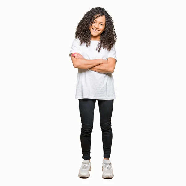 Jovem Mulher Bonita Com Cabelo Encaracolado Vestindo Camiseta Branca Rosto — Fotografia de Stock