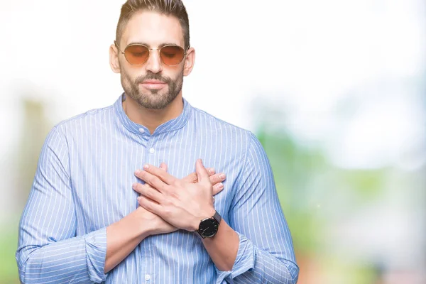 Joven Hombre Guapo Con Gafas Sol Sobre Fondo Aislado Sonriendo — Foto de Stock