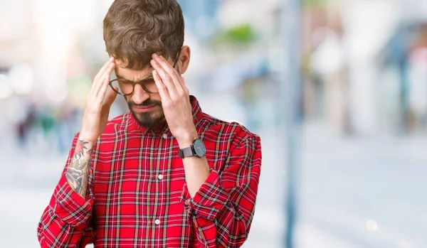 Joven Hombre Guapo Con Gafas Sobre Fondo Aislado Con Mano — Foto de Stock