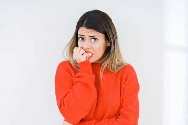 Giovane Donna Che Indossa Casual Maglione Rosso Sfondo Isolato Cercando — Foto Stock