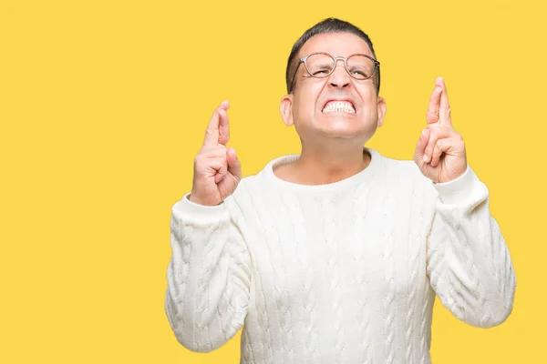 Hombre Árabe Mediana Edad Con Gafas Sobre Fondo Aislado Sonriendo —  Fotos de Stock