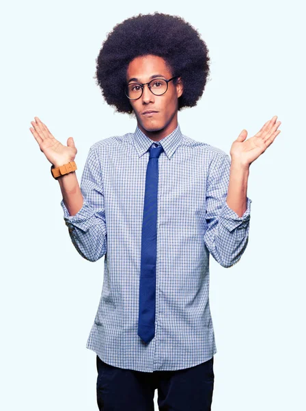 Молодой Африканский Бизнесмен Афроволосами Очках Запутанным Выражением Лица Поднятыми Руками — стоковое фото