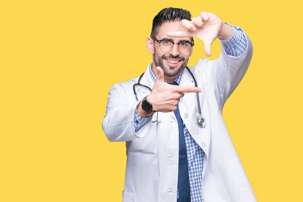 Guapo Joven Doctor Hombre Sobre Fondo Aislado Sonriendo Haciendo Marco —  Fotos de Stock