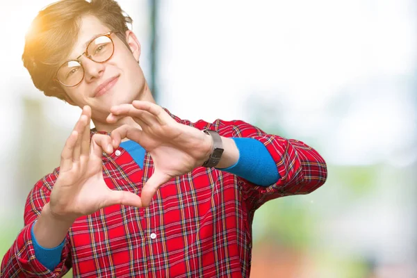 Pemuda Tampan Memakai Kacamata Atas Latar Belakang Terisolasi Tersenyum Dalam — Stok Foto