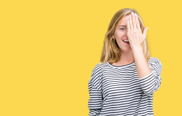 Mulher Bonita Usando Listras Suéter Sobre Fundo Isolado Cobrindo Olho — Fotografia de Stock