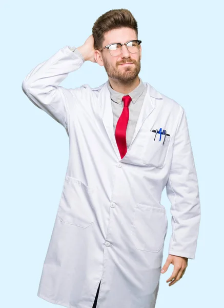 Νέος Επιστήμονας Όμορφος Άνδρας Φορώντας Γυαλιά Μπερδεύουν Και Αναρωτιούνται Σχετικά — Φωτογραφία Αρχείου