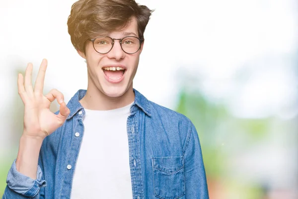 Mladý Pohledný Muž Nosí Brýle Nad Izolované Pozadí Úsměvem Pozitivní — Stock fotografie