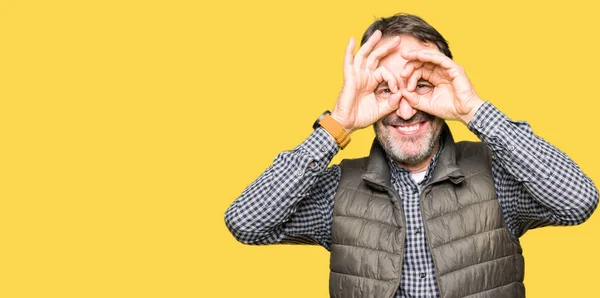 Homem Bonito Meia Idade Vestindo Colete Inverno Fazendo Gesto Como — Fotografia de Stock