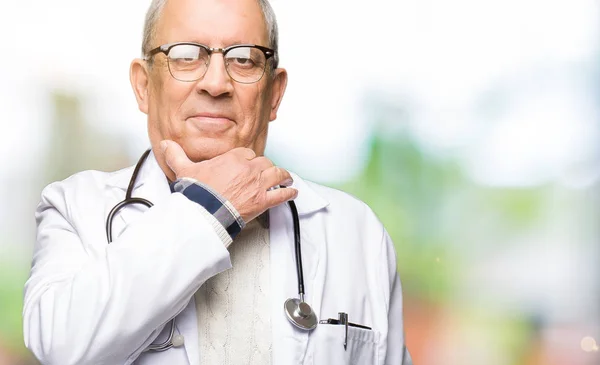 Stilig Senior Doktor Man Klädd Medicinsk Pälsen Ser Självsäker Kameran — Stockfoto