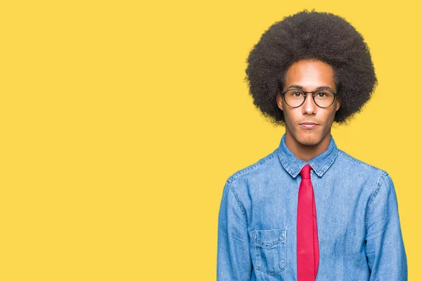 若いアフリカ系アメリカ人ビジネスの男性眼鏡と赤いアフロの髪と顔に真剣な表情でリラックスを結ぶ シンプルで自然なカメラを見てください — ストック写真