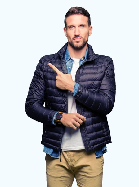 Pohledný Muž Nosit Zimní Kabát Ukázání Prstem Ruky Straně Zobrazuje — Stock fotografie