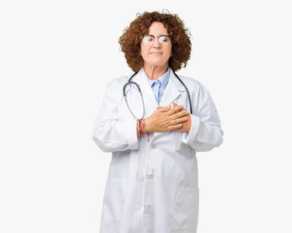 目を閉じて胸に手と感謝のジェスチャーの顔に笑みを浮かべて分離背景上中間エイガー先輩医師女性 健康の概念 — ストック写真