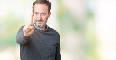 Bir kazak izole üzerinde giyen yakışıklı orta yaş üst düzey adam arka plan işaret parmağını ve kızgın ifade ile