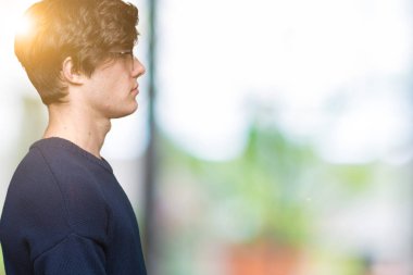 Genç yakışıklı adam gözlük izole arka tarafına, seyir üzerinde dinlenmek doğal yüz emin gülümseme ile pozuyla profili.