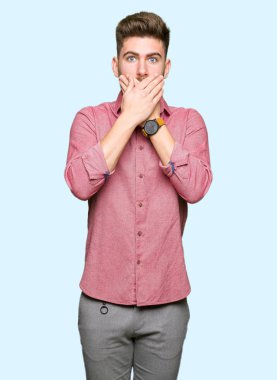 Genç yakışıklı iş casual adam ağız hata için elleriyle kapsayan şok. Gizli kavramı.