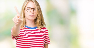 Güzel genç kadın gözlük izole üzerinde arka plan işaret parmağını ve kızgın ifade ile