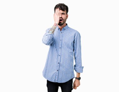 Genç yakışıklı iş adamı izole arka plan kat yarım yüz, göz ve ağız el ile yorgun esneme üzerinde. Acı yüzü acıyor.