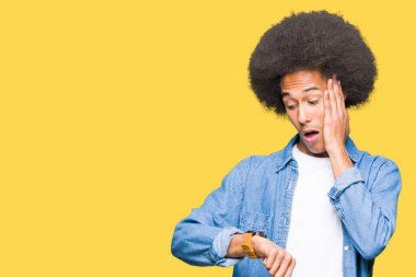 Afro saçlı genç Afro-Amerikan adam izle o zaman endişeli, geç korkuyor arıyorsunuz