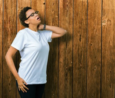 Güzel genç Afro-Amerikan kadın gözlük izole üzerinde elle, kas ağrısı boyun dokunmadan acı boyun ağrısı yaralanma, arka plan