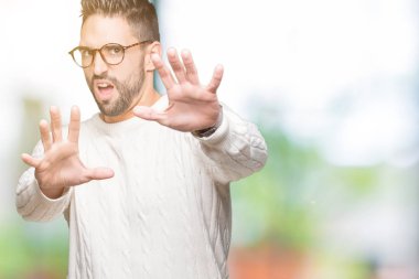 Şokta bağırarak korkuyor ve dehşet korku ifade dur hareketi el ile ile izole arka plan üzerinde gözlük takan yakışıklı delikanlı. Panik kavramı.