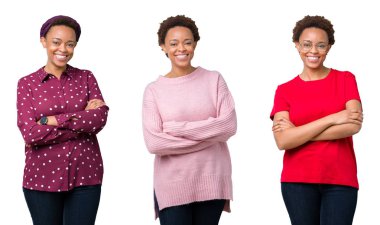 Genç African Amerikan kadın ile afro saç üzerinde izole arka plan mutlu yüz gülümseyen çapraz silah bakarak kamera. Pozitif kişi.