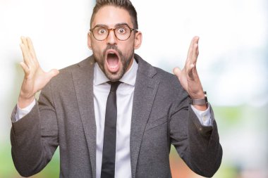 Genç yakışıklı iş adam deli kutluyor arka plan izole ve başarı için kaldırdı kollarını açarak hayrete ve heyecanlı çığlık gözleri açık. Kazanan kavramı