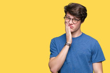 Seyir yorgun ve bıkkın ile depresyon sorun Çapraz kollar ile izole arka plan düşünme üzerinde gözlük takan genç yakışıklı adam.