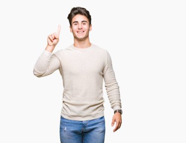 Yakışıklı delikanlı gösterilen ve kendinden emin ve mutlu gülümseyen bir parmak ile işaret eden oktan yukarı izole arka plan üzerinde.