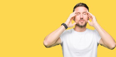 Yakışıklı adam çünkü kafasına baş ağrısı için el ile rahat beyaz t-shirt giyen stres. Migren muzdarip.