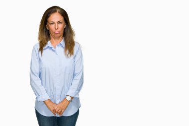 Güzel orta yaş iş yetişkin kadın izole arka plan şüpheci ve sorun nedeniyle gergin, papatyanın üzgün. Negatif kişi.