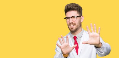 Korkuyor ve dehşet korku ifade dur hareketi el ile ile gözlüklü genç yakışıklı bilim adam şokta bağırarak. Panik kavramı.