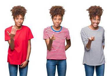 İzole arka planda genç güzel Afrikalı kız kolaj buraya mutlu ve gülümseyen davet el ile jest gel