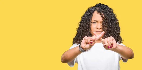 Joven Hermosa Mujer Con Pelo Rizado Usando Camiseta Blanca Expresión —  Fotos de Stock