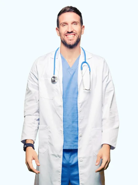 Hombre Guapo Doctor Vistiendo Uniforme Médico Sobre Fondo Aislado Mirando — Foto de Stock