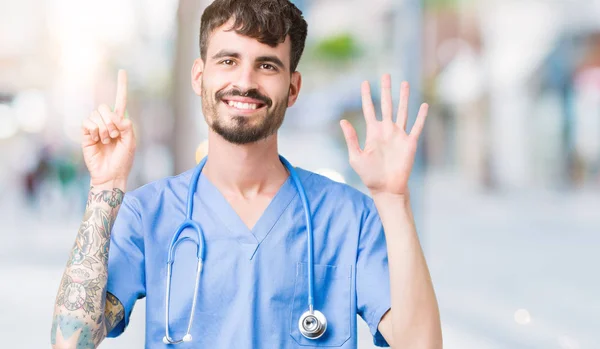 Junge Hübsche Krankenschwester Mann Trägt Chirurgenuniform Über Isoliertem Hintergrund Zeigt — Stockfoto