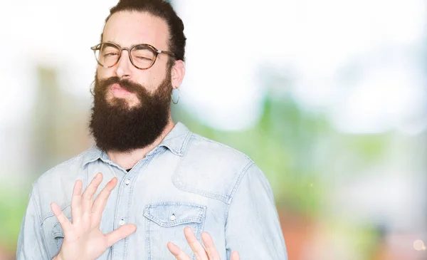 Joven Hombre Hipster Con Pelo Largo Barba Con Gafas Expresión —  Fotos de Stock