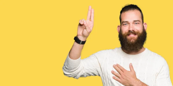 Joven Hombre Hipster Con Suéter Invierno Juramento Con Mano Pecho —  Fotos de Stock