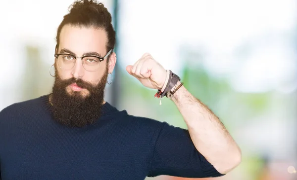 Junger Hipster Mit Langen Haaren Und Bart Trägt Eine Brille — Stockfoto