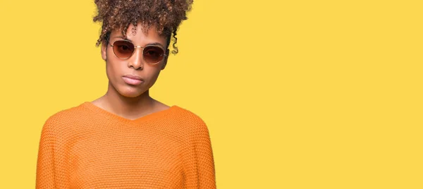 Hermosa Mujer Afroamericana Joven Con Gafas Sol Sobre Fondo Aislado —  Fotos de Stock