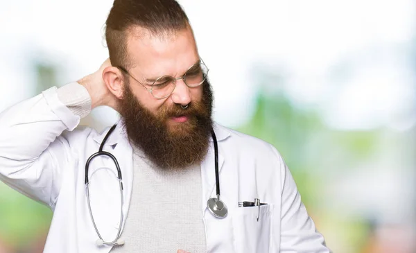 Jovem Médico Loiro Com Barba Vestindo Casaco Médico Sofrendo Lesão — Fotografia de Stock