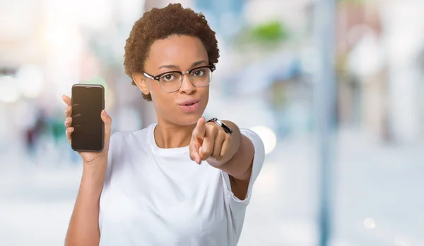 Young African American Woman Showing Smartphone Screen Isolated Background Pointing — Stock Photo, Image