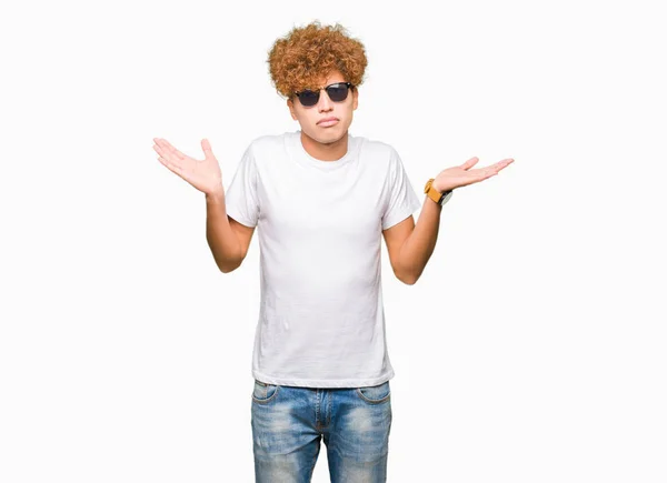 Homem Bonito Jovem Com Cabelo Afro Vestindo Óculos Sol Sem — Fotografia de Stock