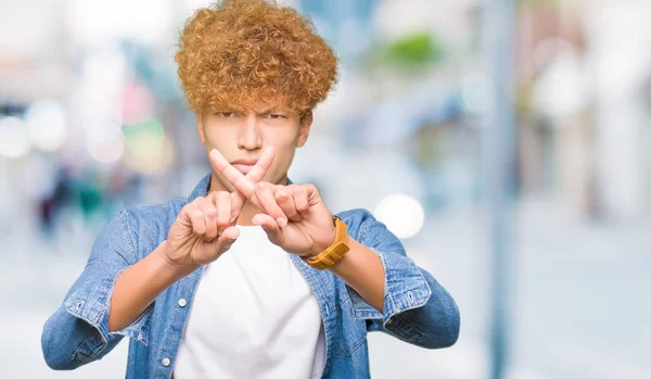 Jovem Homem Bonito Com Cabelo Afro Usando Casaco Ganga Expressão — Fotografia de Stock