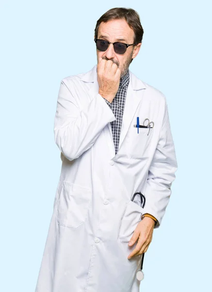 Όμορφος Μέση Ηλικία Άνθρωπος Γιατρός Φοράει Γυαλιά Ηλίου Ψάχνει Αγχωμένοι — Φωτογραφία Αρχείου