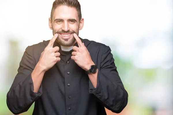 Jovem Padre Cristão Sobre Fundo Isolado Sorrindo Com Boca Aberta — Fotografia de Stock